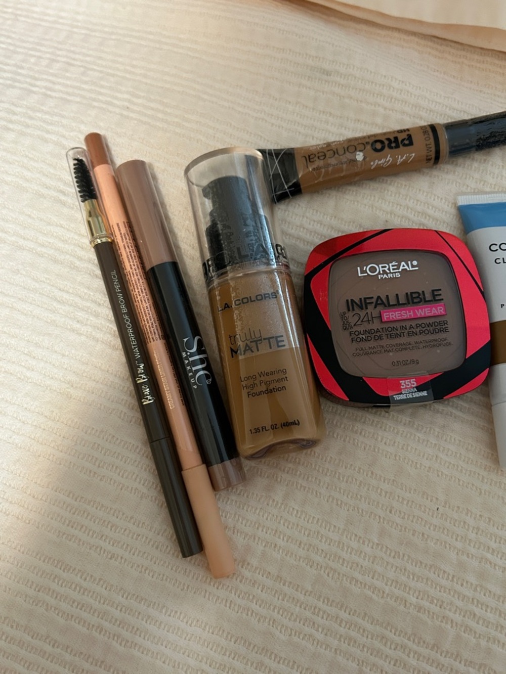 Bundle of 7 makeup Foundation - Picture 3 of 9